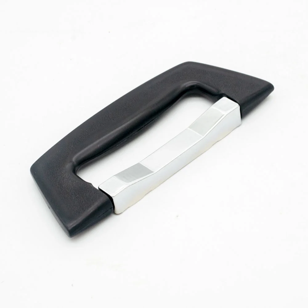 160 × 64 mm Schwarzer Kunststoffgriff für Aktenkoffer FS2083 1 Schwarzer Kunststoffgriff einer Aktentasche auf dunkler Oberfläche