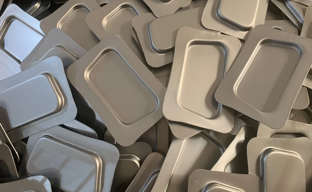 Componentes de hardware de flightcases en un banco de trabajo