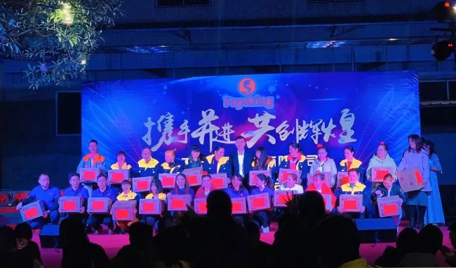 Membros da equipa Fayshing posam juntos em 2022