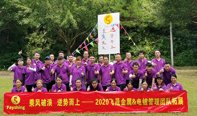 Membros da equipa Fayshing sorriem numa fotografia de grupo