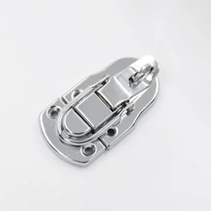 Pequeño pestillo con anilla de candado en una superficie