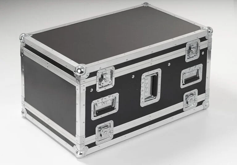 Cómo comprar accesorios para flightcases en un sitio web B2B 1 Remaches metálicos en una maleta de carretera para el transporte de equipos de música