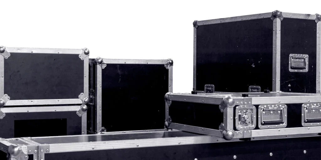 Le flight case s'accroche à une bannière présentant les différents types d'avions.