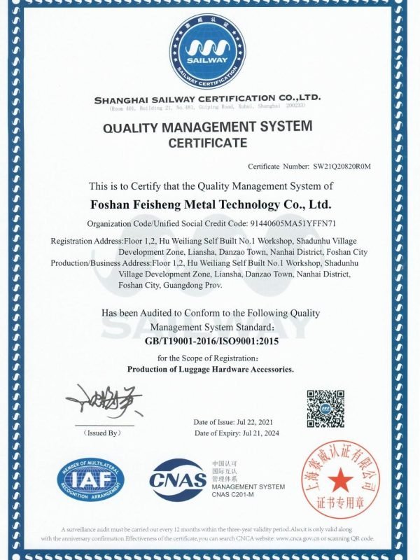 Mitarbeiter des Unternehmens mit ISO-Zertifizierungsdokument