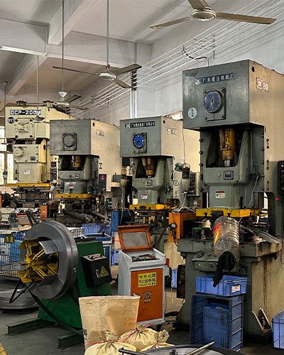 Oficina com ferragem de fecho de caixa em exposição